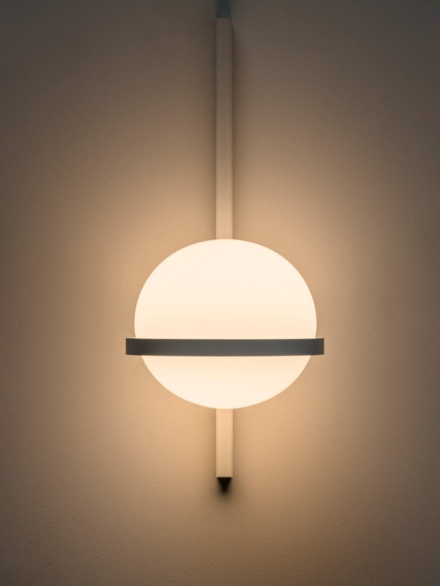 NoctiGlow | Moderne Buitenwandlamp met Bolvormige Kap
